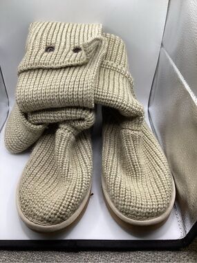 UGG Classic Cardy boots in the "Sand" (beige) sz 8 LIKE NEW!
